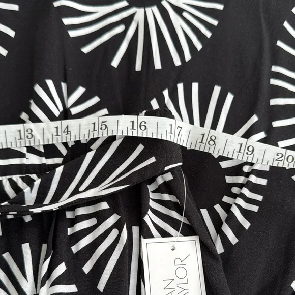 Elegant Black and White Patterned Skirt - Picture 7 of 9